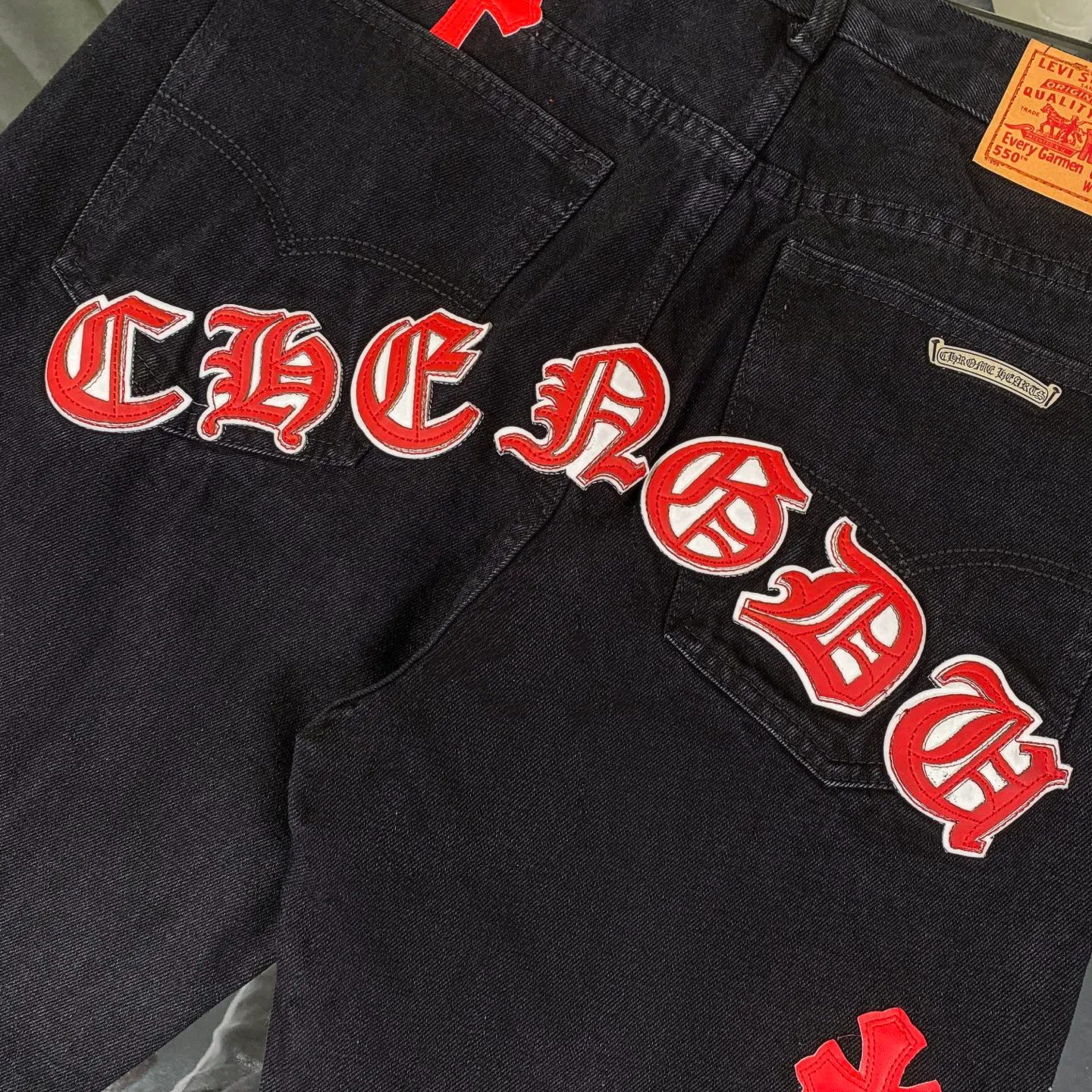 🅿️280 Chrome Heart Classic black with red laser cross patchwork leather jeans. The pants are made of top-notch heavy-duty washing technology, and every detail shows ingenuity. The calfskin is laser-cut to make a delicate cross, which is both a tactile and visual enjoyment. Paired with aged silver hardware, it is retro, high-end and full of texture. The straight-cut upper body turns into "chopstick legs" in an instant, easily modifying the shape of the legs. It can be controlled by any body shape and has a full sense of luxury.  This is a carefully crafted high-end version, the quality far exceeds that of street currency, and the details can stand the scrutiny of a magnifying glass. Although the price is close to the people, the quality is completely in line with the big brands, and it is easy to follow the trend.  Classic black, low-key and versatile. Pair it with simple T-shirts and personalized shirts to easily create a fashionable look. Whether you are going out daily or attending events, you can be the center of attention.  Color: black Size: S M L XL 28 30 32 34